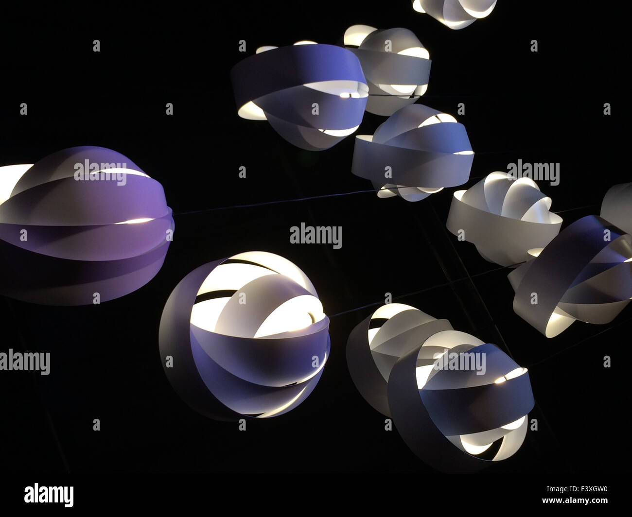 Luci di carta incandescente sulla parete - Immagine stock catturata con smartphone