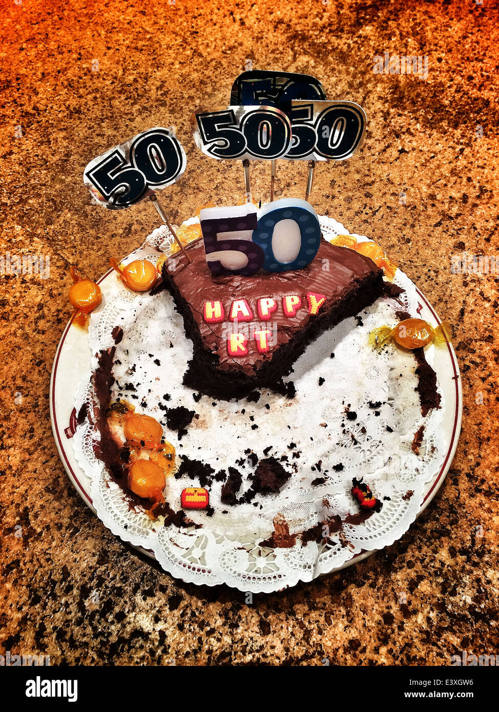 Torta di compleanno con fette rimosso in corrispondenza delle parti - Immagine stock catturata con smartphone Torta di compleanno con fette rimosso in corrispondenza delle parti - Immagine stock catturata con smartphone