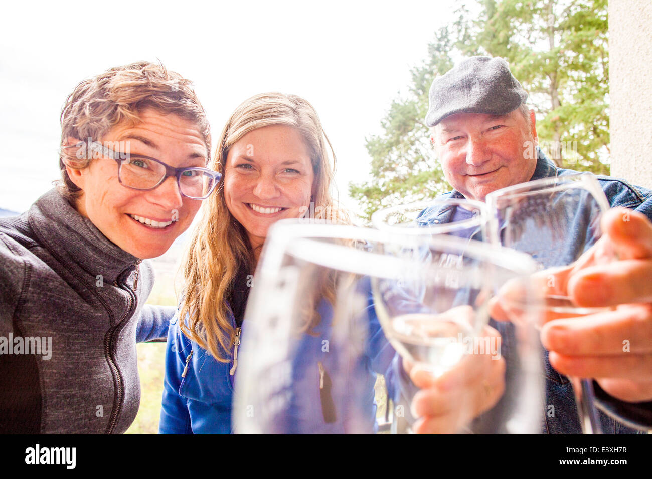 Famiglia caucasica bevendo vino insieme Foto Stock