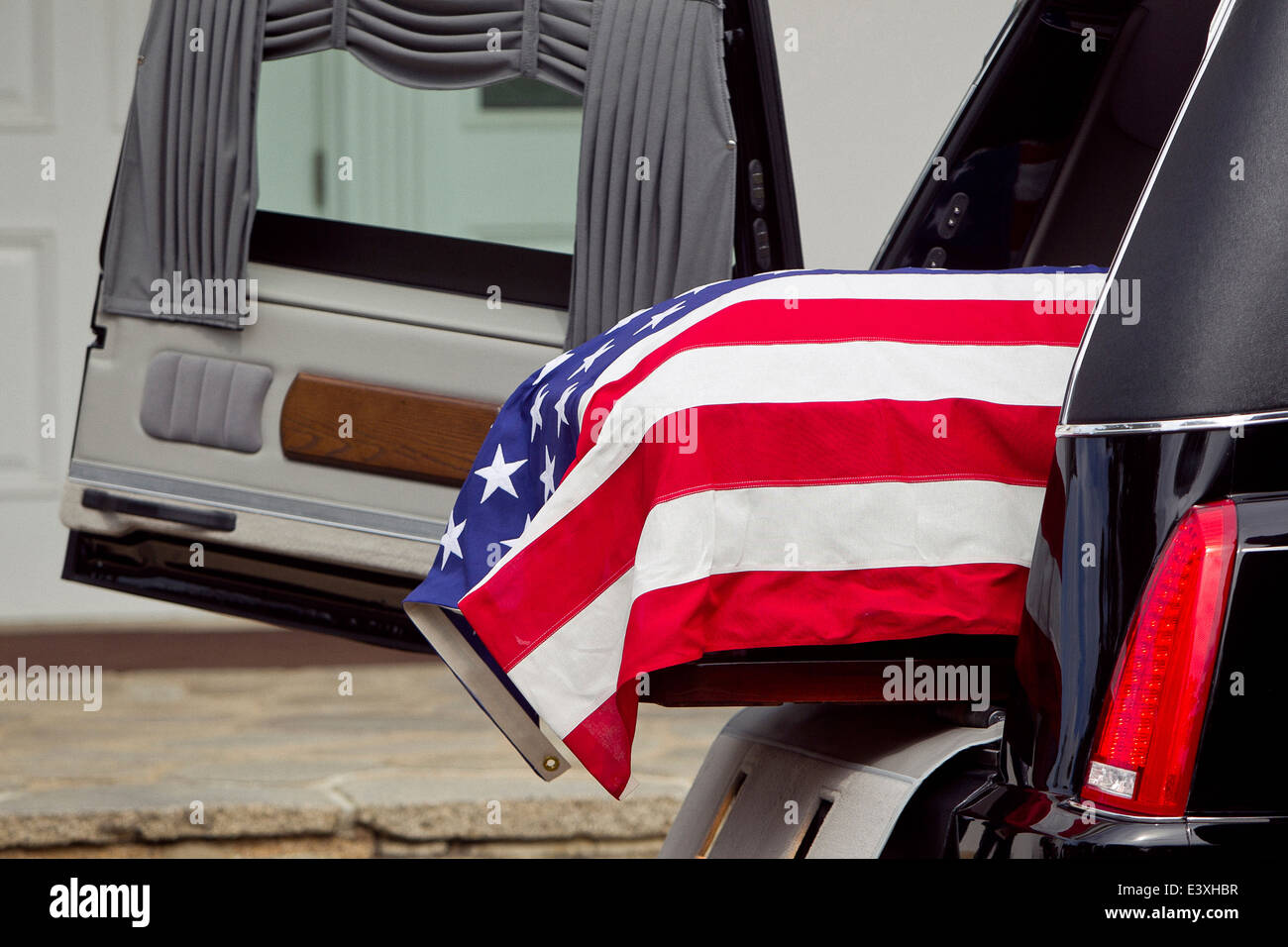 Bandiera americana su scrigno al funerale militare Foto Stock