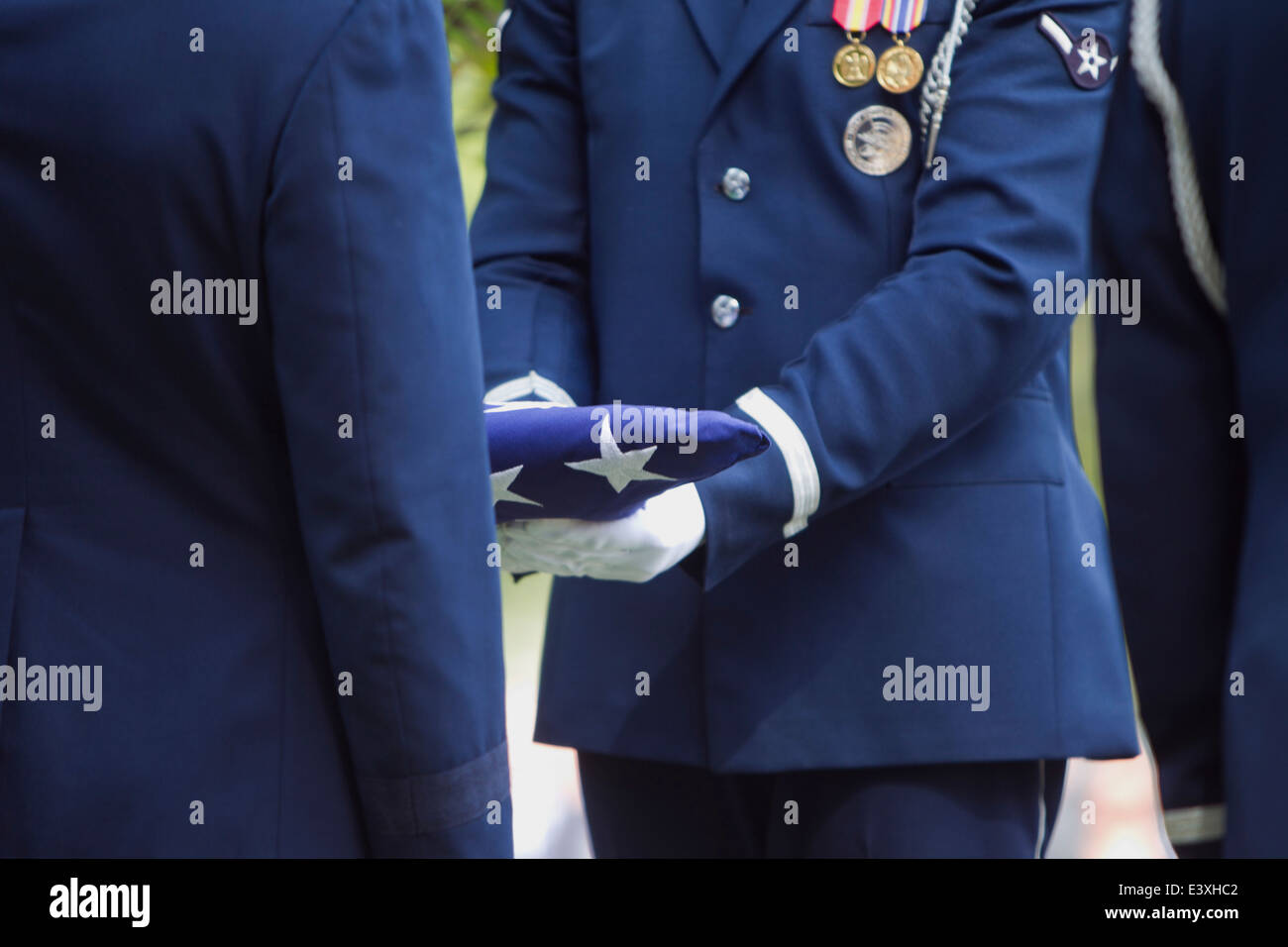 Soldati bandiera di piegatura al funerale militare Foto Stock