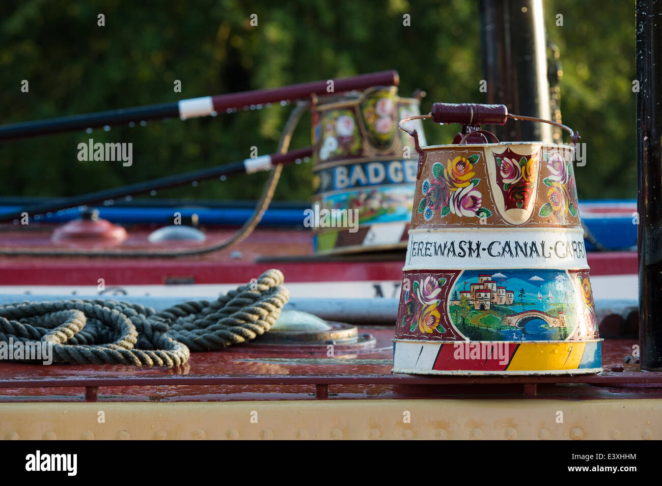 Canal arte popolare caraffe di metallo sui tetti di narrowboats a Braunston storico Canal Rally sul Grand Union Canal Foto Stock