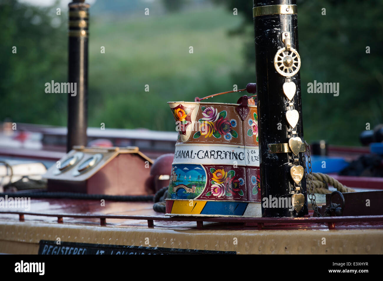 Canal arte popolare brocca in metallo sul tetto di narrowboat a Braunston storico Canal Rally sul Grand Union Canal Foto Stock