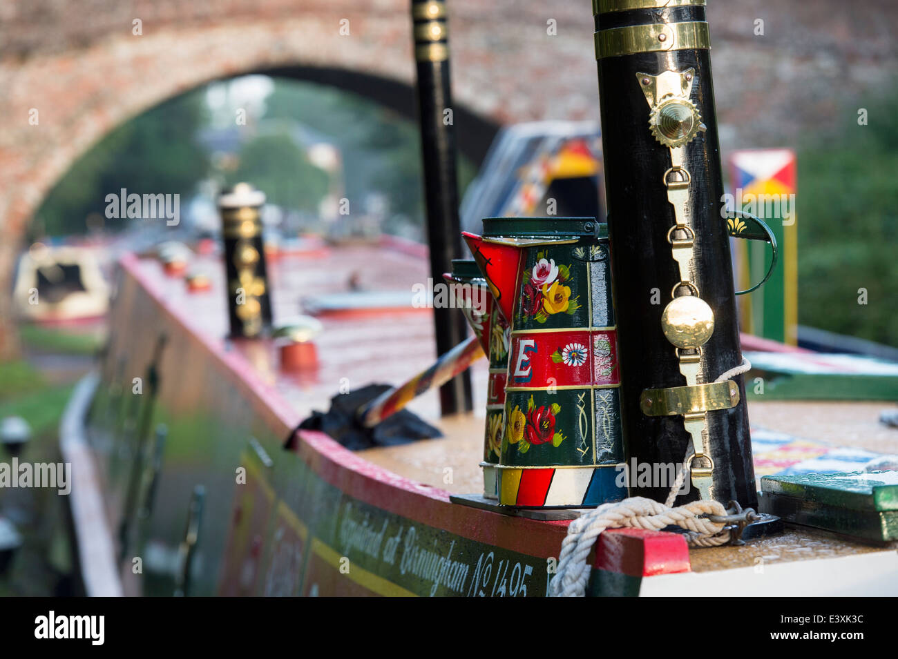 Canal arte popolare caraffe di metallo sul tetto di un narrowboat a Braunston storico Canal Rally sul Grand Union Canal Foto Stock