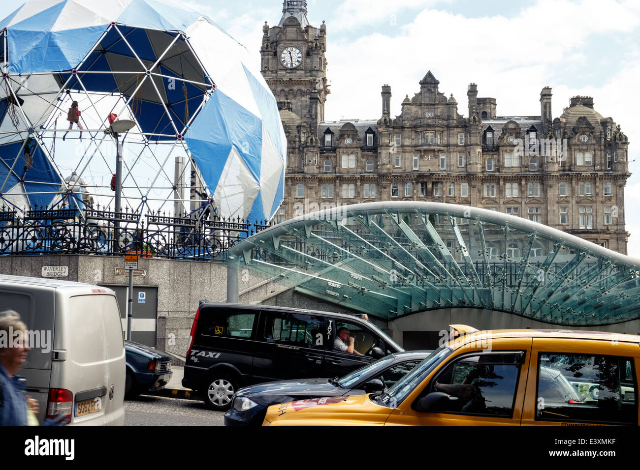 Edinburgh street scene a Princes Mall con il Balmoral Hotel in background Foto Stock