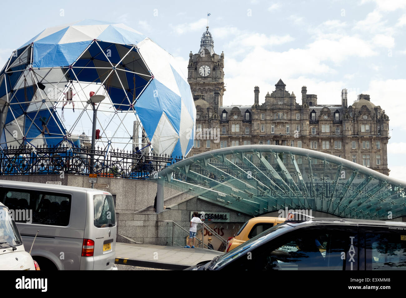 Edinburgh street scene a Princes Mall con il Balmoral Hotel in background Foto Stock