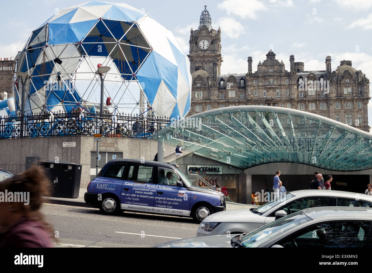 Edinburgh street scene a Princes Mall con il Balmoral Hotel in background Foto Stock