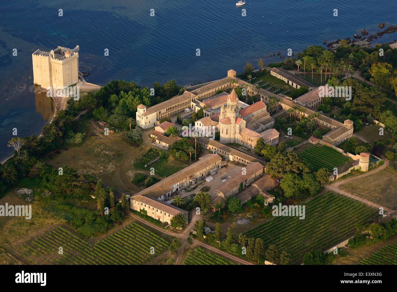 VISTA AEREA. Abbazia di Lérins e Fortezza di Saint-Honorat. Isola di Saint-Honorat, Isole Lérins, Cannes, Alpi Marittime, Costa Azzurra, Francia. Foto Stock