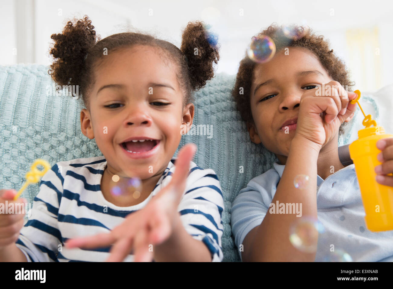 Bambini neri soffiare bolle insieme Foto Stock