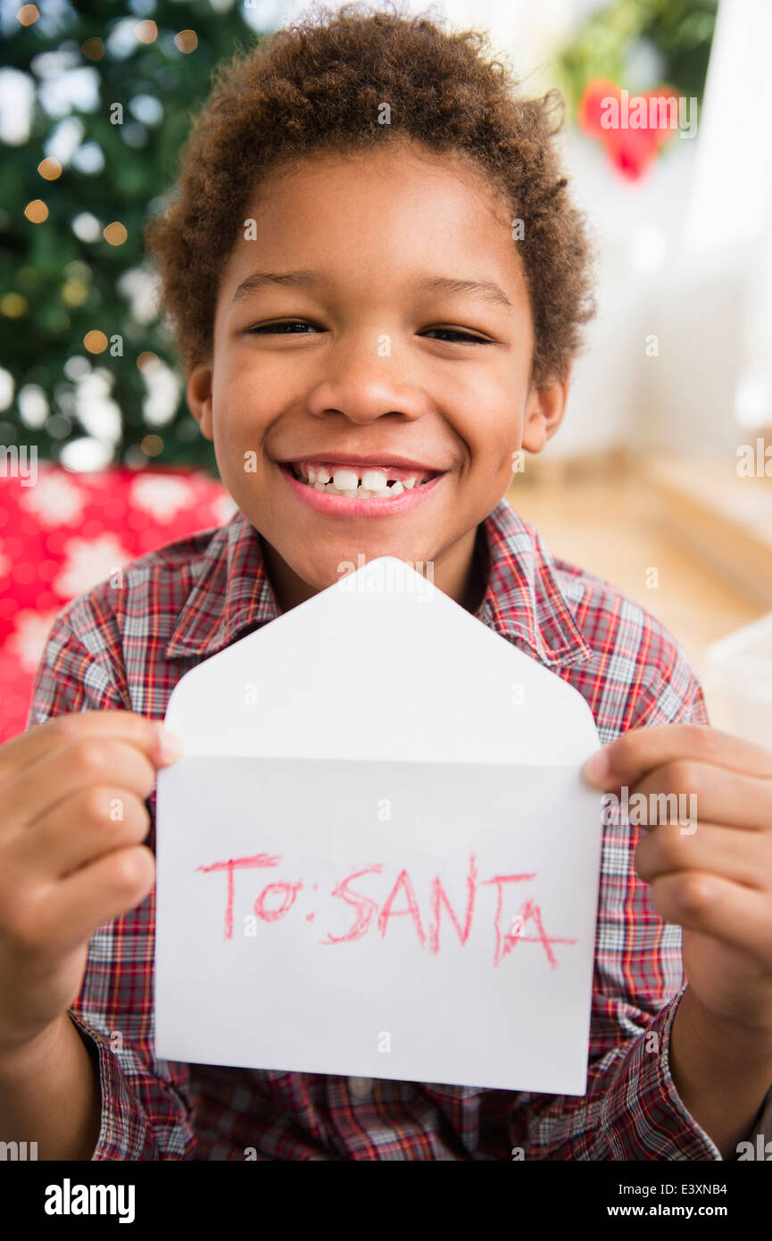 Black Boy tenendo la lettera a Babbo Natale Foto Stock