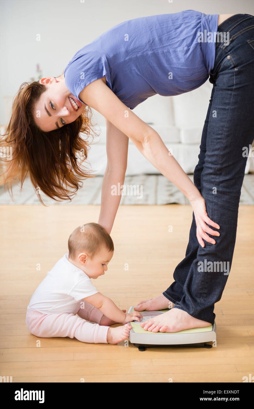 Madre con bambino in piedi sulla scala Foto Stock