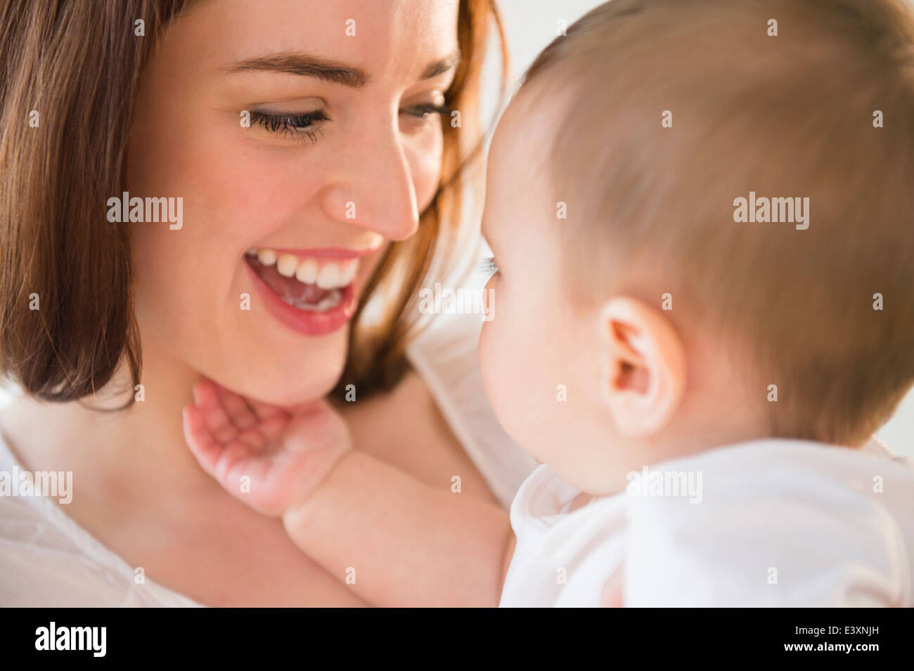 Madre sorridente giocando con il bambino Foto Stock