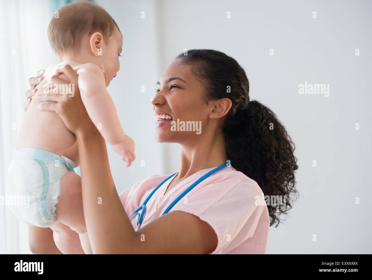 Azienda infermiere baby in ospedale Foto Stock