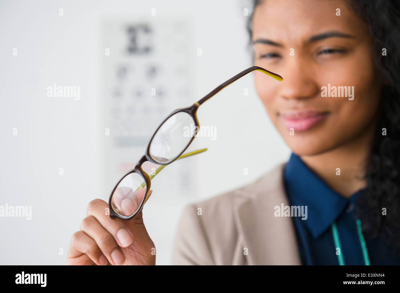 Razza mista donna esame di occhiali Foto Stock