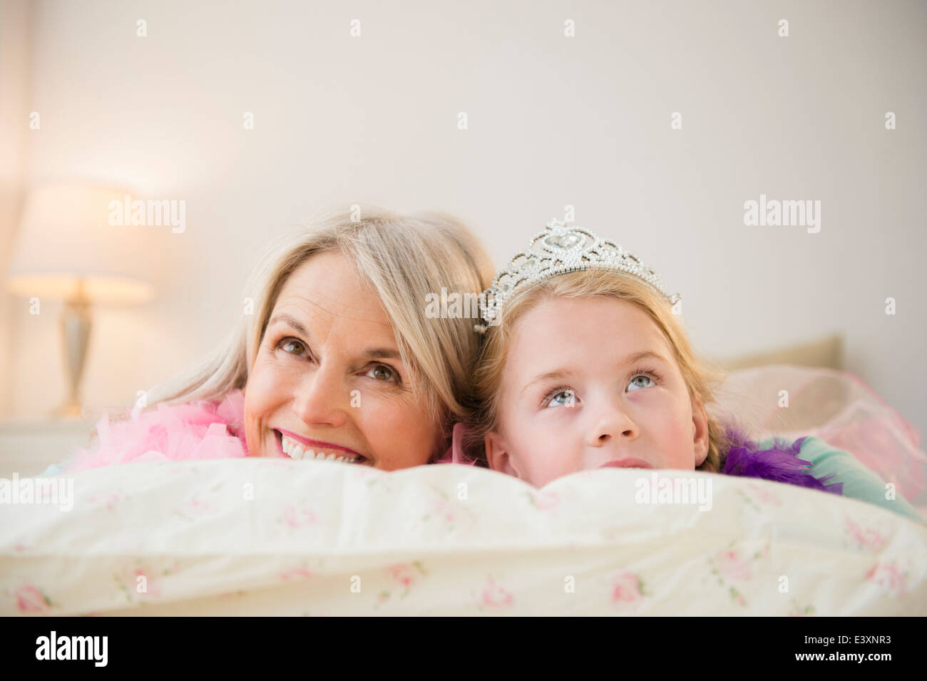 Senior donna caucasica e nipote giocare vestire Foto Stock