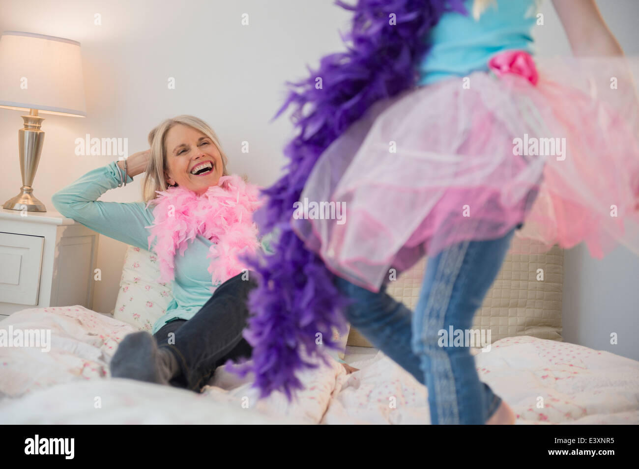 Senior donna caucasica e nipote giocare vestire Foto Stock