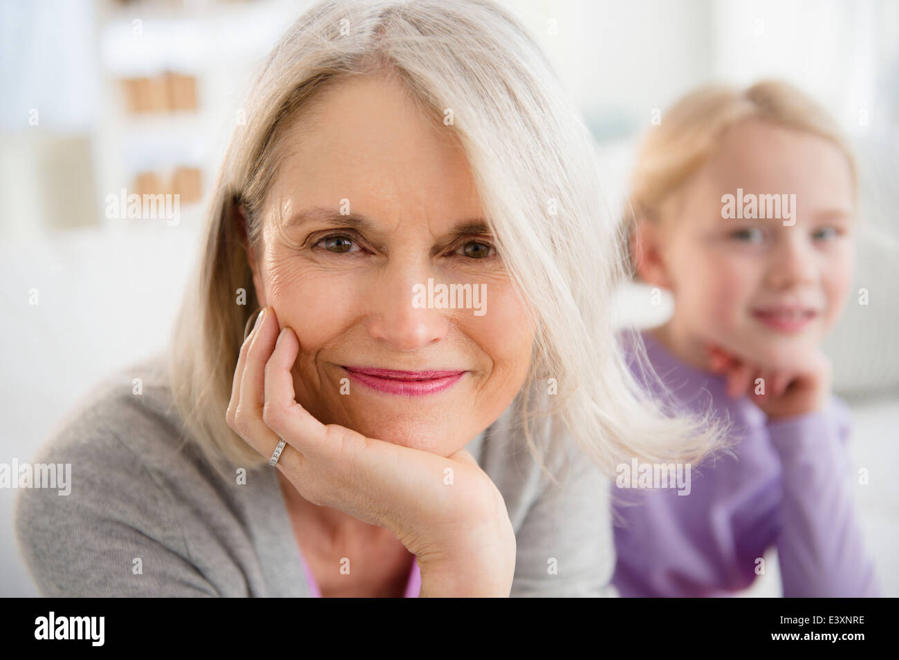 Senior Caucasian donna seduta con il nipote Foto Stock