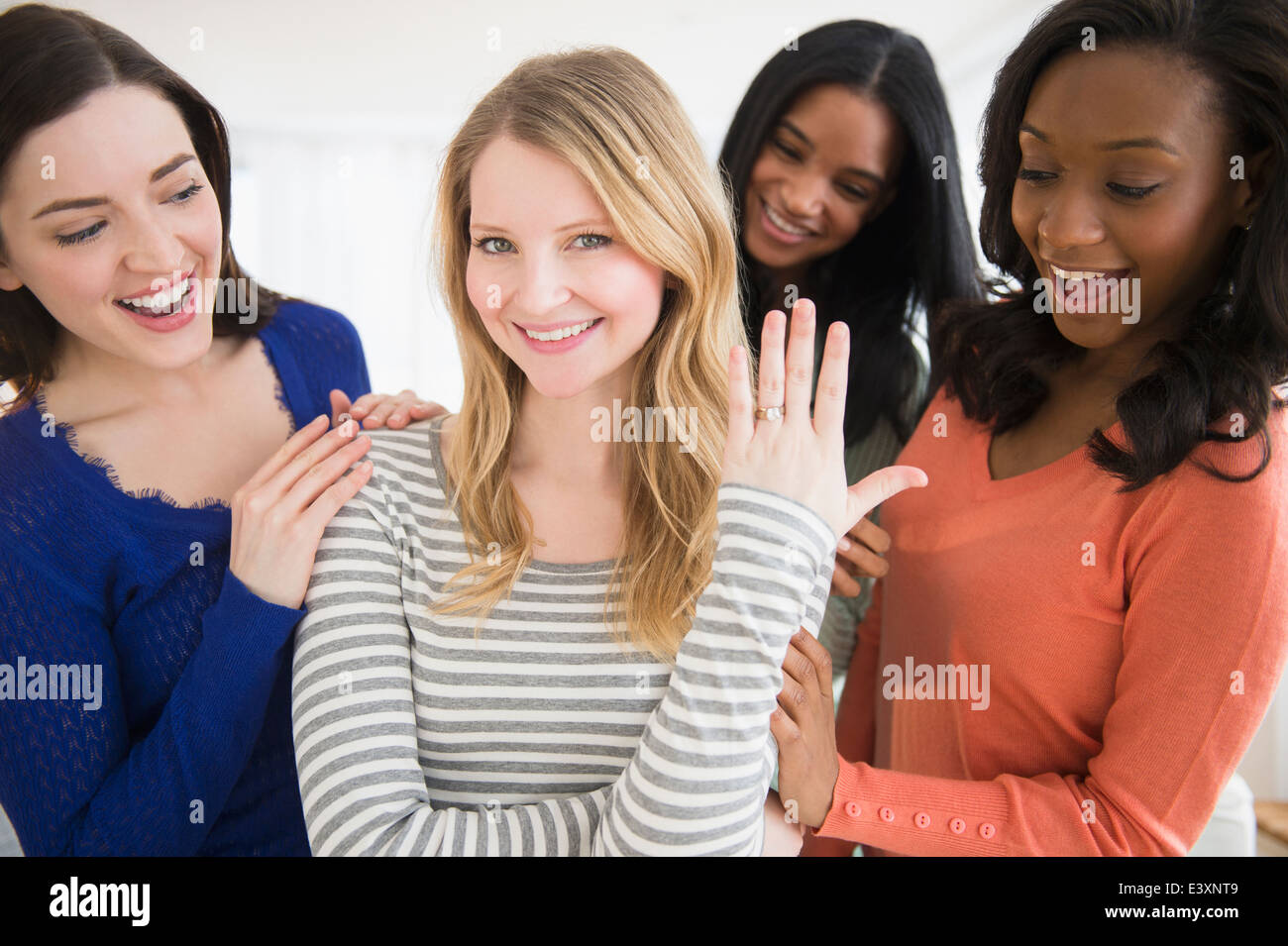 La donna che mostra off anello di fidanzamento Foto Stock