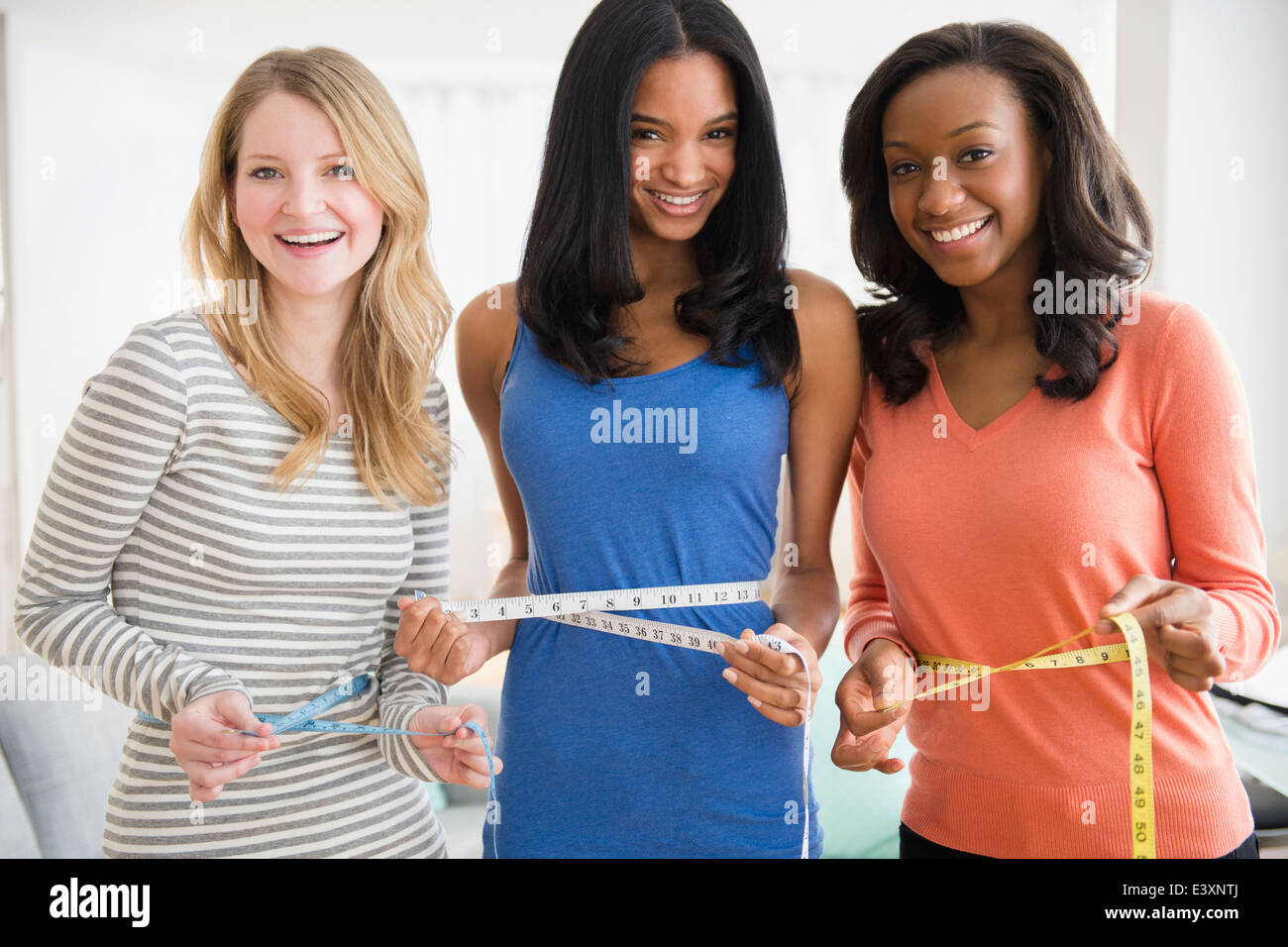 Le donne per la misurazione del loro waistlines Foto Stock