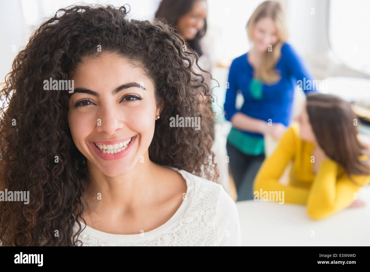 Donna sorridente nel soggiorno Foto Stock