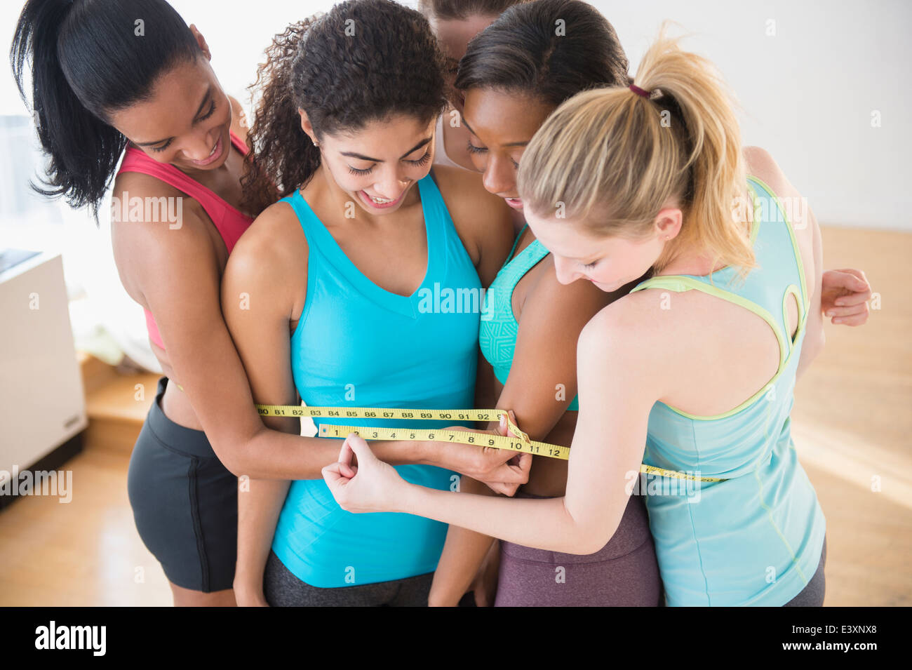 Le donne per la misurazione del loro waistlines insieme Foto Stock