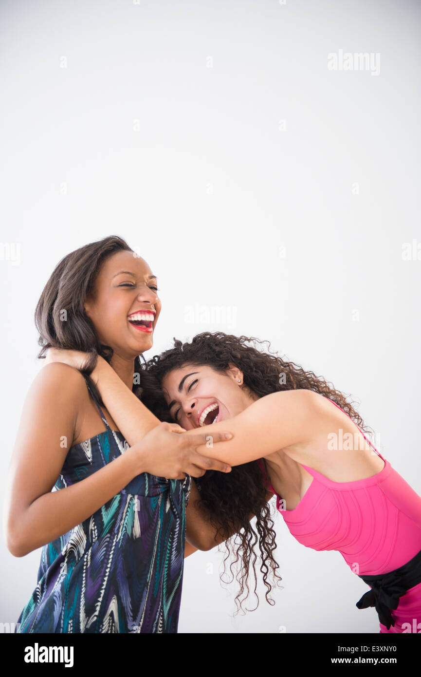 Le donne ridere insieme Foto Stock