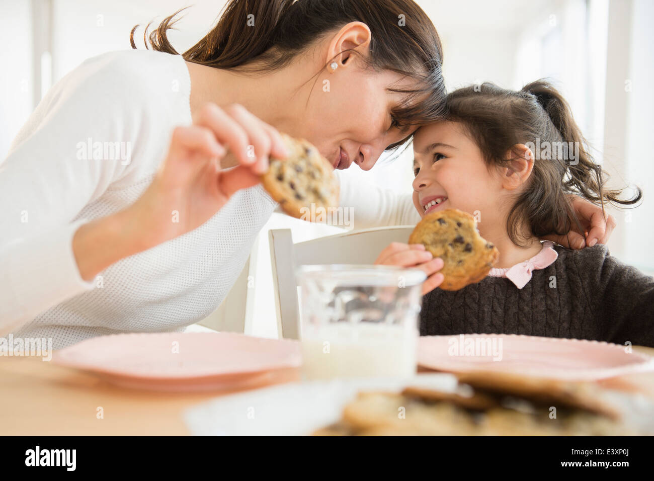 Ispanico madre e figlia mangiare insieme Foto Stock