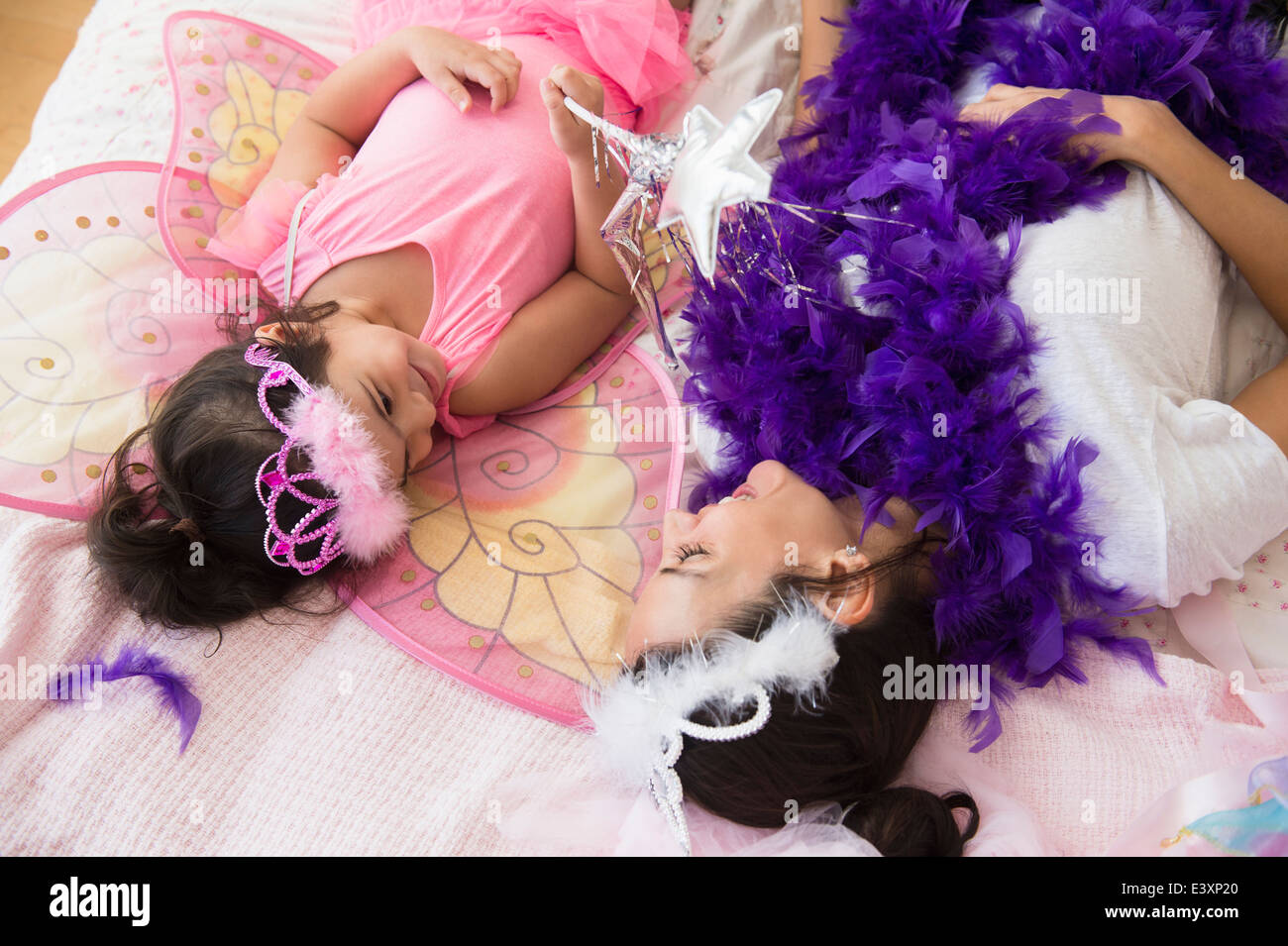 Ispanico madre e figlia gioca dress up sul letto Foto Stock