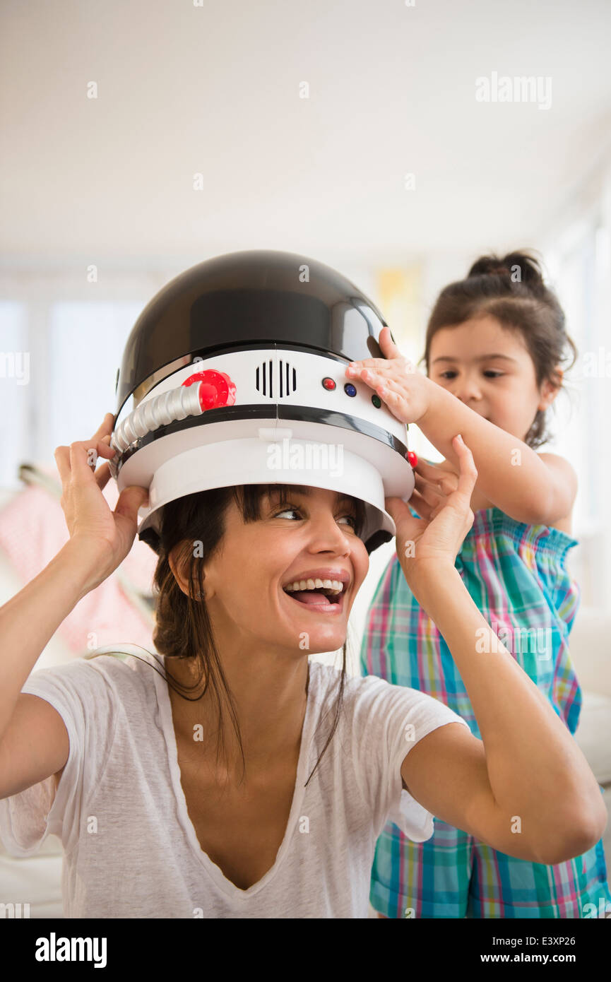 Ispanico madre e figlia giocare vestire Foto Stock