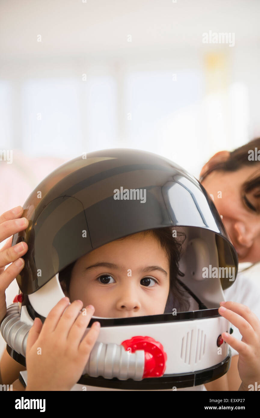 Ispanico madre e figlia giocare vestire Foto Stock