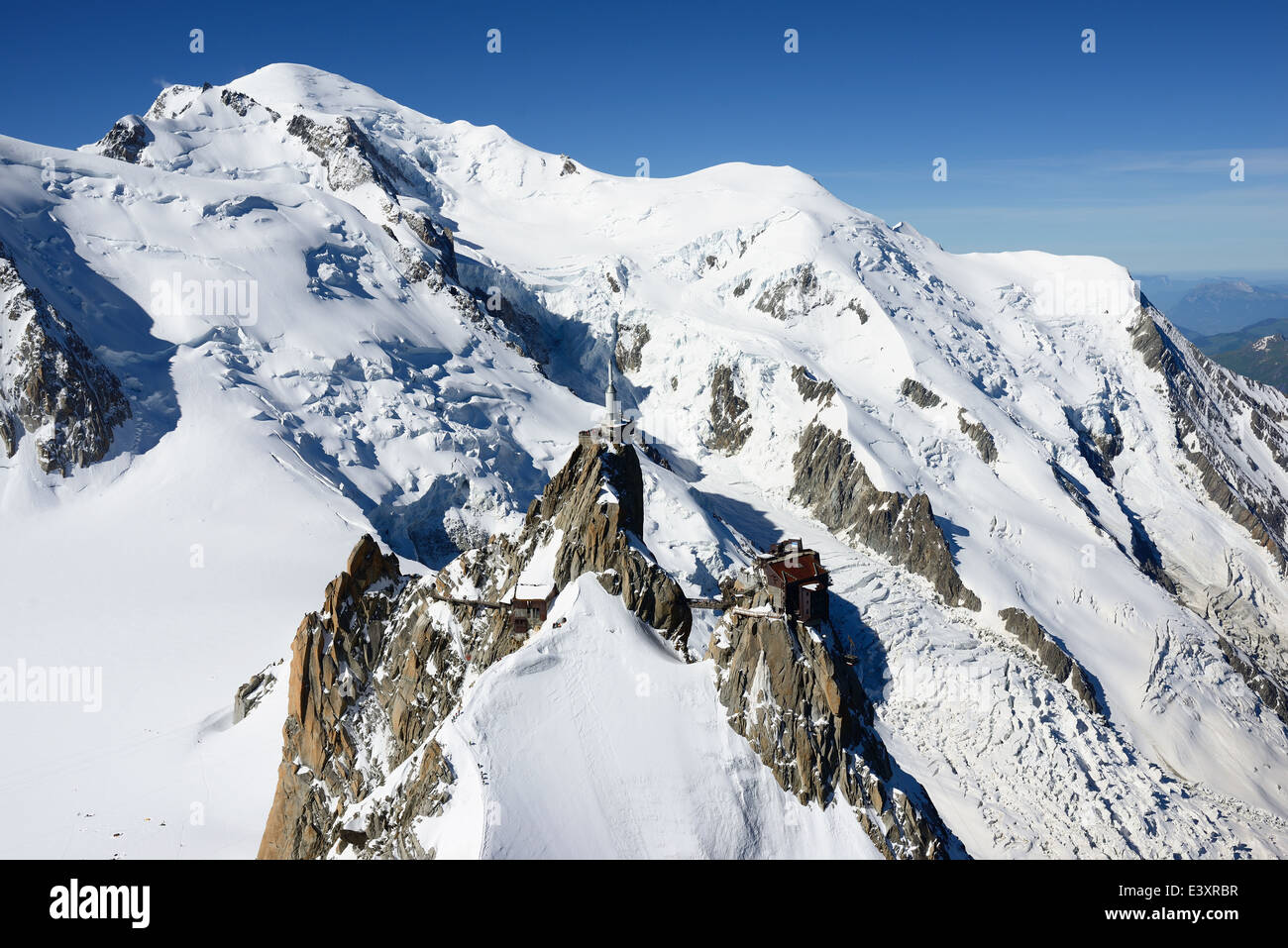 VISTA AEREA. Aiguille du Midi (quota: 3842m) e Mont-Blanc (quota: 4810m). Chamonix Mont-Blanc, Haute-Savoie, Auvergne-Rhône-Alpes, Francia. Foto Stock