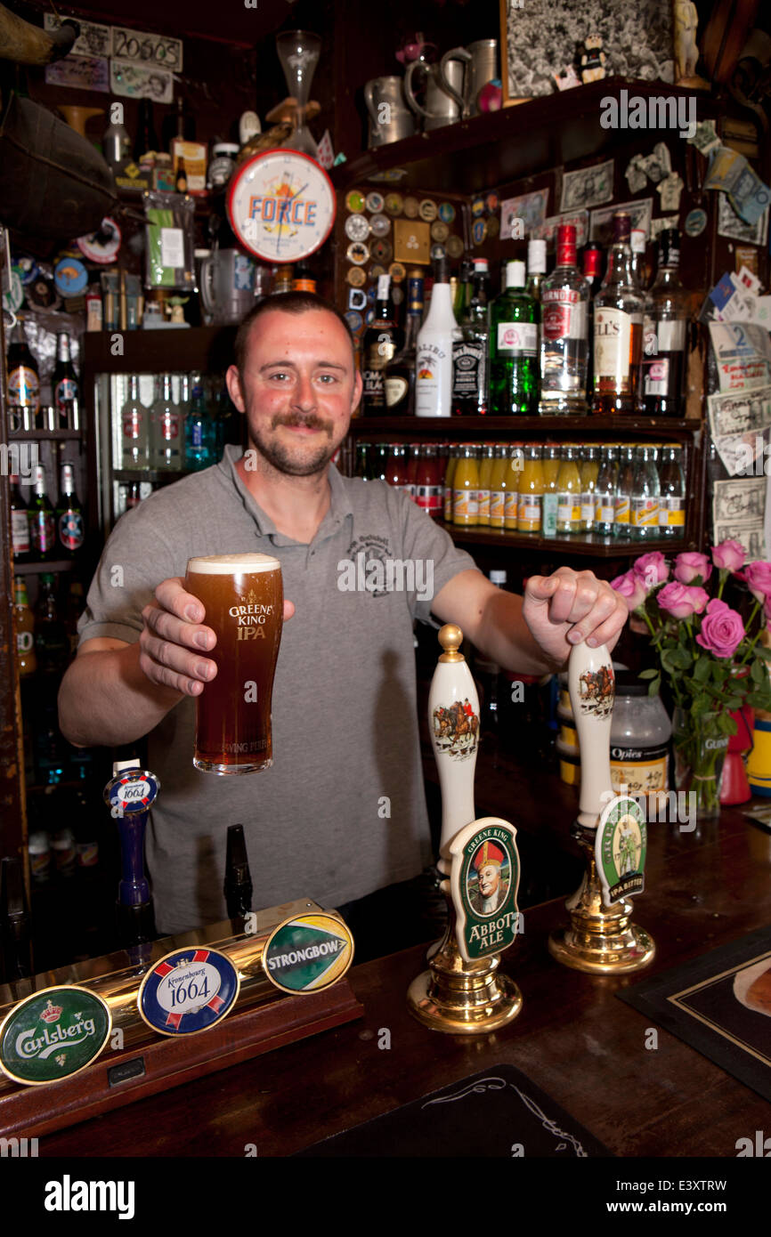 Regno Unito Inghilterra, Suffolk, Bury St Edmunds, tenendo la pinta di IPA in breve, la Gran Bretagna è il pub più piccolo Foto Stock