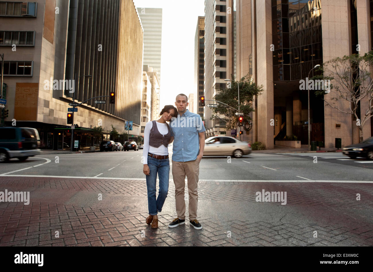 Matura in piedi su una strada di città Foto Stock