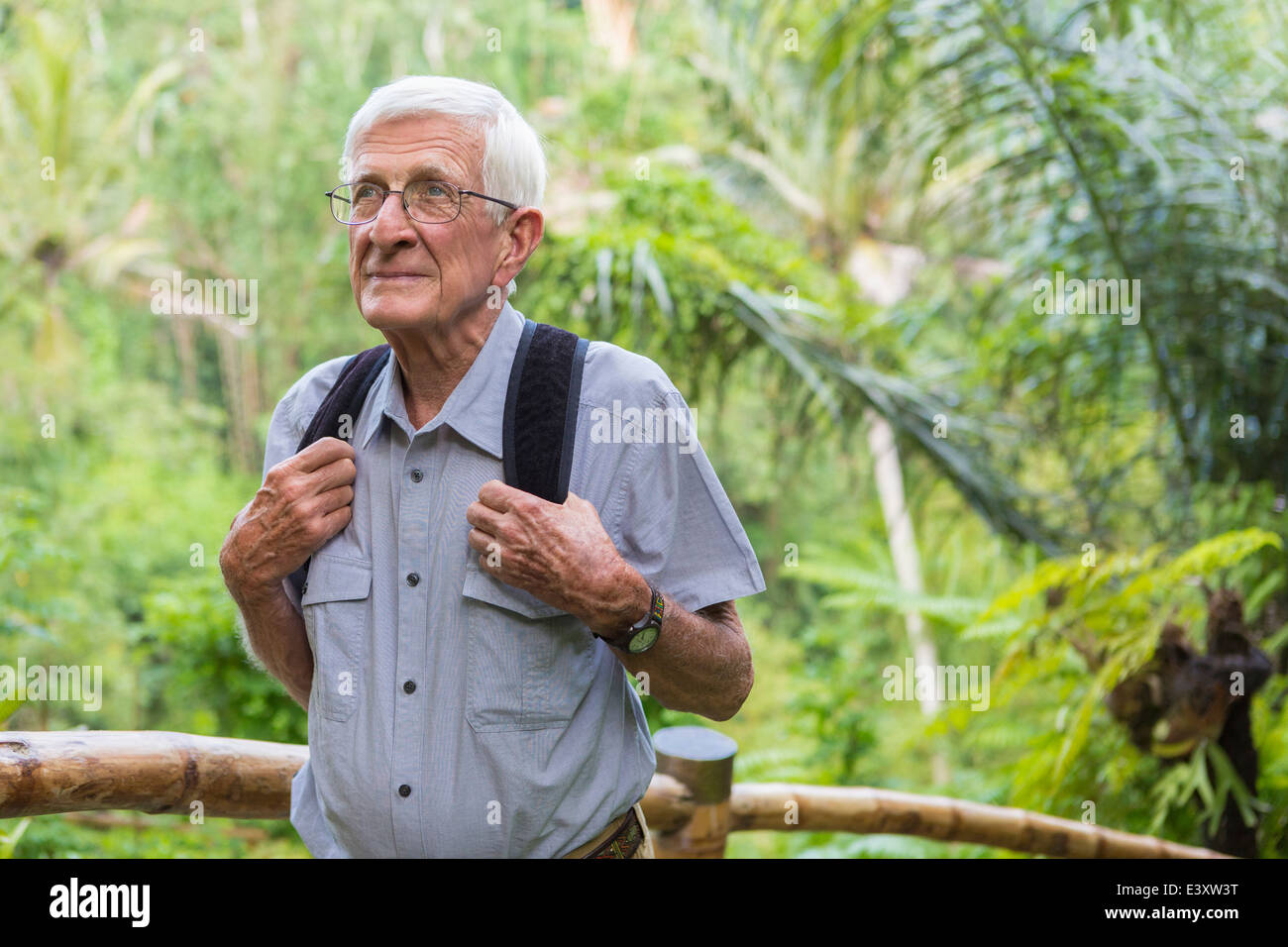 Senior uomo caucasico a piedi nella giungla Foto Stock