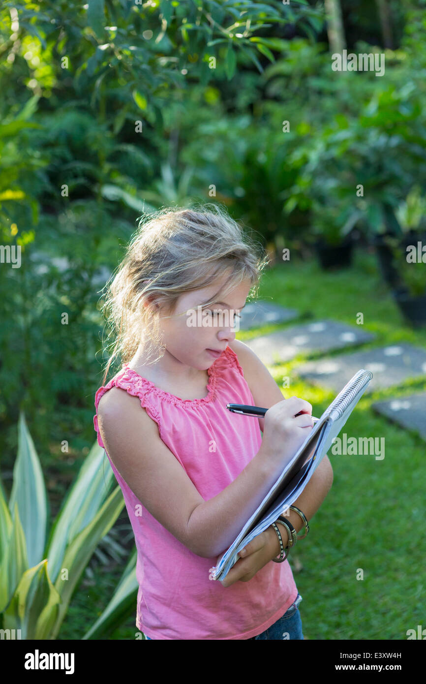 Ragazza caucasica disegno in cortile Foto Stock