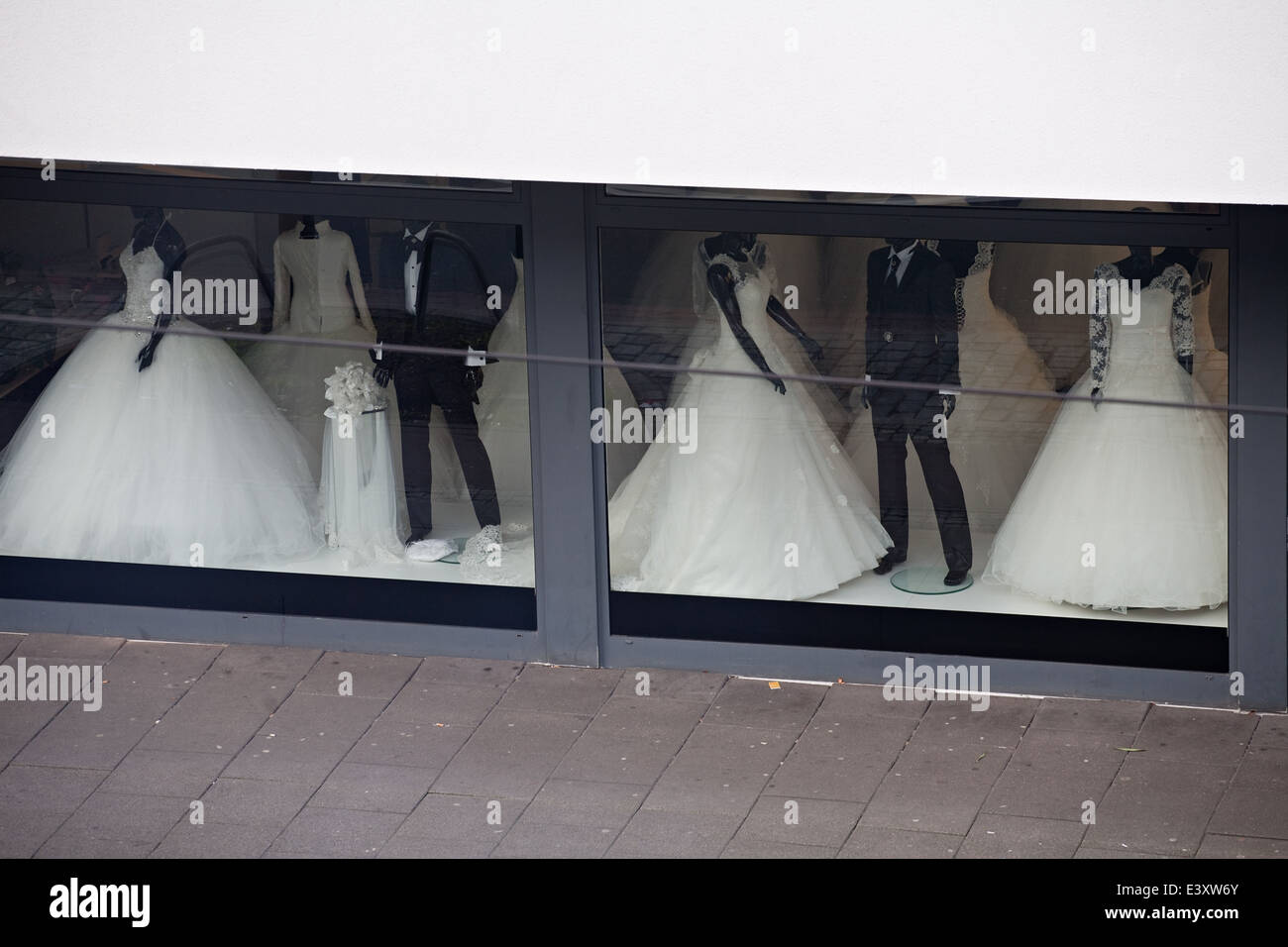 Vetrina del salone di nozze con il bianco abiti da sposa e vestiti di nero Foto Stock