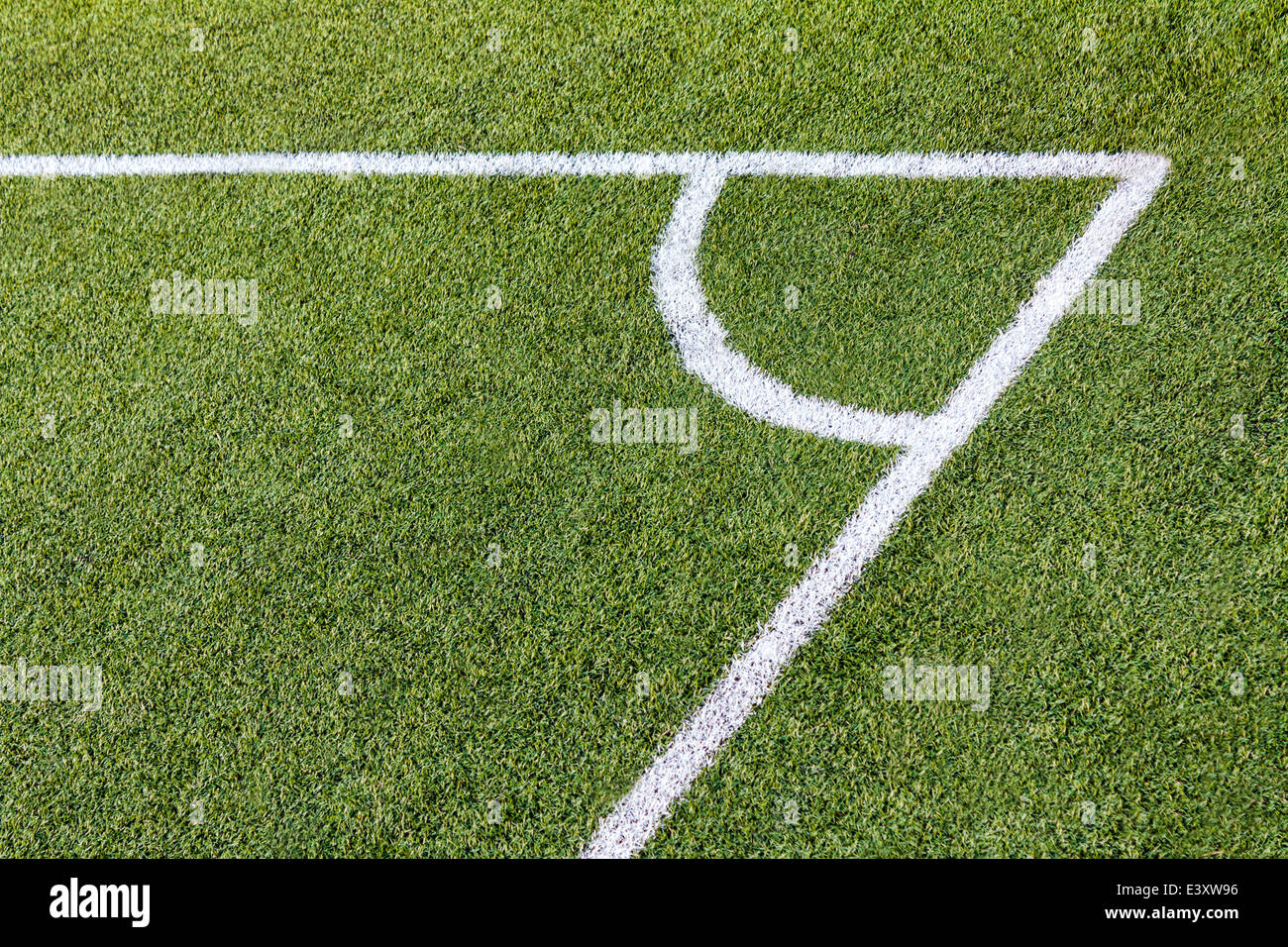 Gioco del calcio (calcio) tappeto erboso artificiale angolo del campo con i segni bianchi Foto Stock