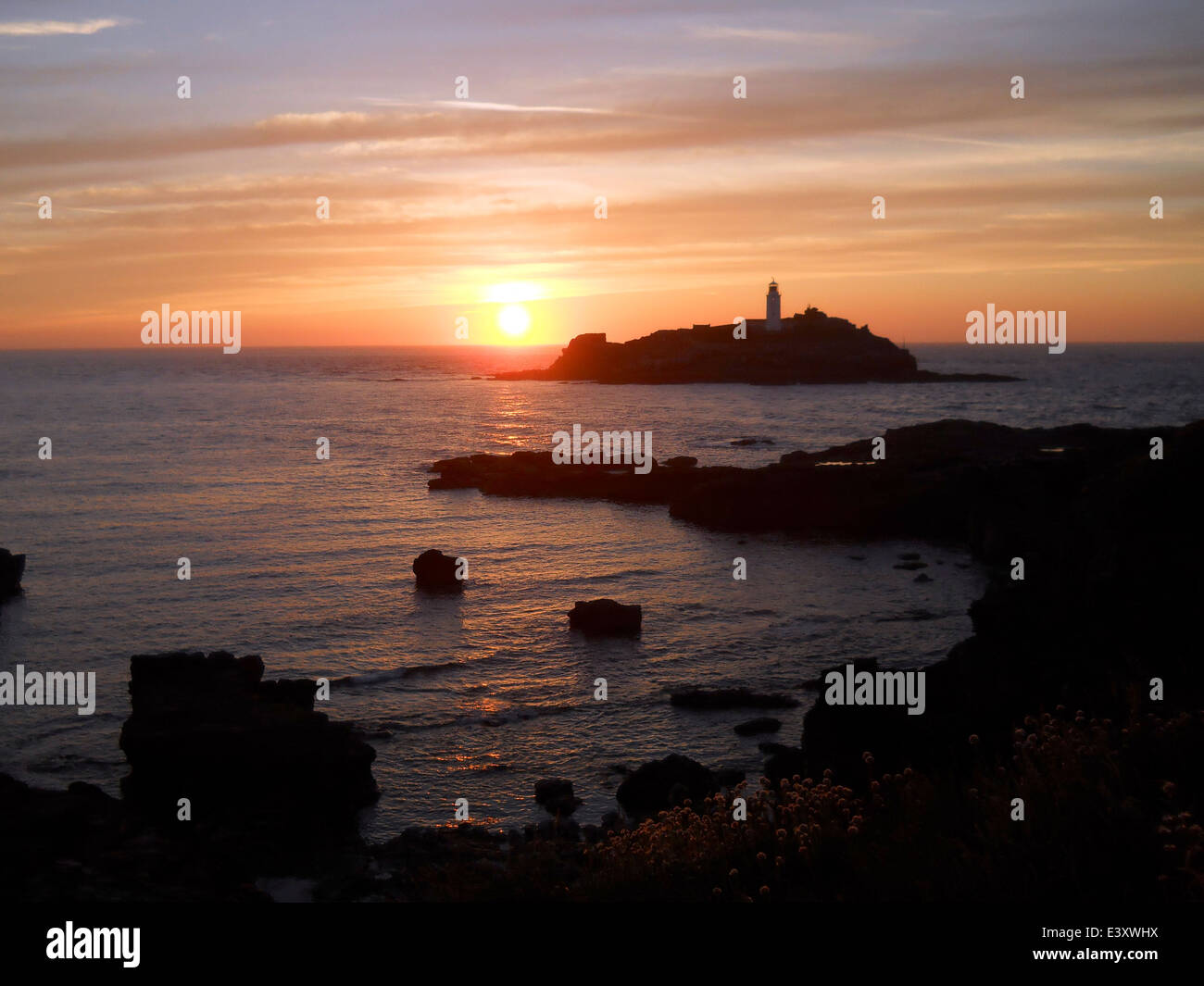 Tramonto al Solstizio al faro di Godrevy, Regno Unito Foto Stock