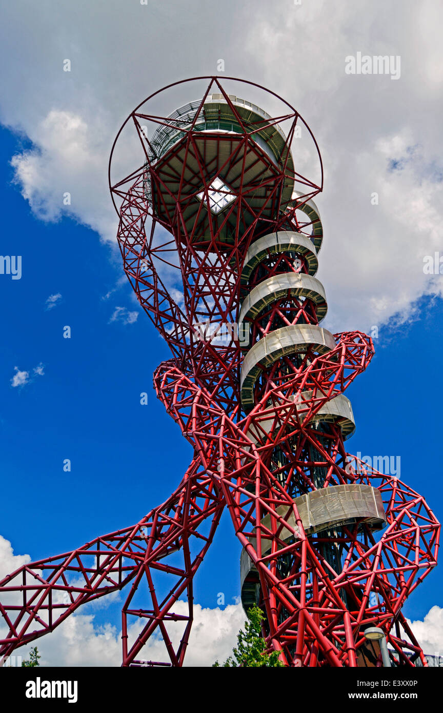 Vista della ArcelorMittal orbita presso la Queen Elizabeth Olympic Park, Stratford, Londra, Inghilterra, Regno Unito Foto Stock