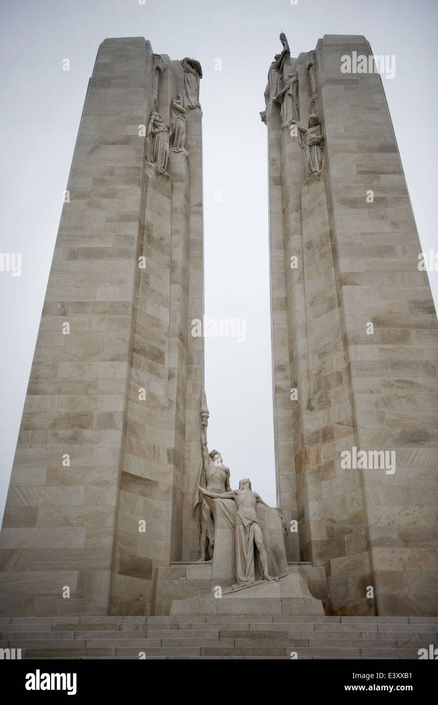 Il twin white piloni della ‪Canadian Vimy nazionale Memorial‬ dedicata alla memoria del canadese forza expeditionary Foto Stock