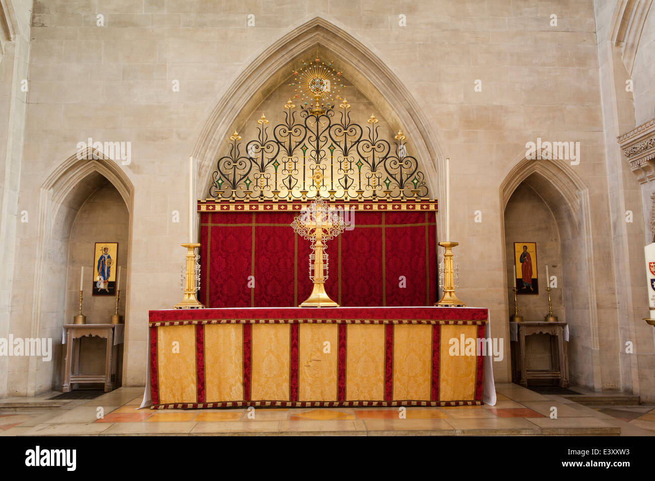 Regno Unito Inghilterra, Suffolk, Bury St Edmunds, Cattedrale, altare maggiore con lo spagnolo influenzato cross Foto Stock