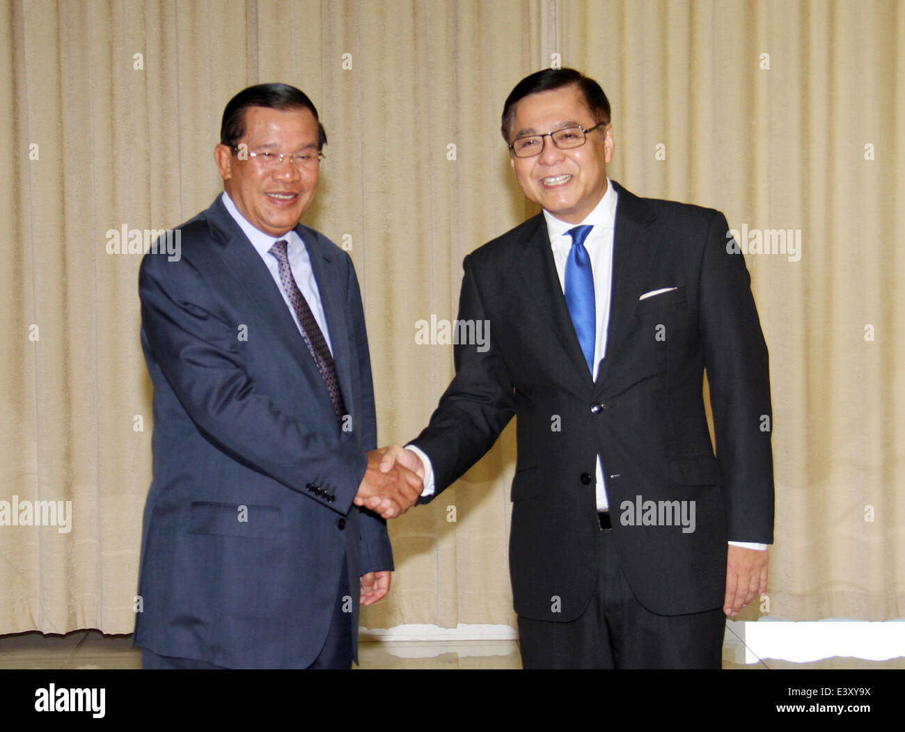 Phnom Penh Cambogia. 1 Luglio, 2014. Primo ministro cambogiano Hun Sen (L) scuote le mani con la visita Thai del ministero degli affari esteri segretario permanente Sihasak Phuangketkeow, in Phnom Penh Cambogia, 1 luglio 2014. Hun Sen ha incontrato martedì con Sihasak Phuangketkeow per discutere la situazione attuale in Thailandia e la cooperazione oltre i lavoratori migranti. Credito: Sovannara/Xinhua/Alamy Live News Foto Stock