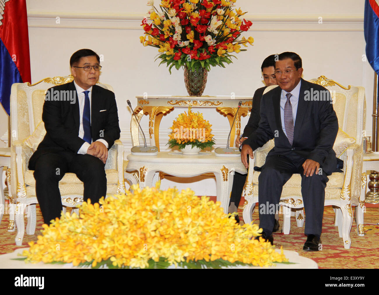 Phnom Penh Cambogia. 1 Luglio, 2014. Primo ministro cambogiano Hun Sen (R) si riunisce con la visita Thai del ministero degli affari esteri segretario permanente Sihasak Phuangketkeow, in Phnom Penh Cambogia, 1 luglio 2014. Hun Sen ha incontrato martedì con Sihasak Phuangketkeow per discutere la situazione attuale in Thailandia e la cooperazione oltre i lavoratori migranti. Credito: Sovannara/Xinhua/Alamy Live News Foto Stock