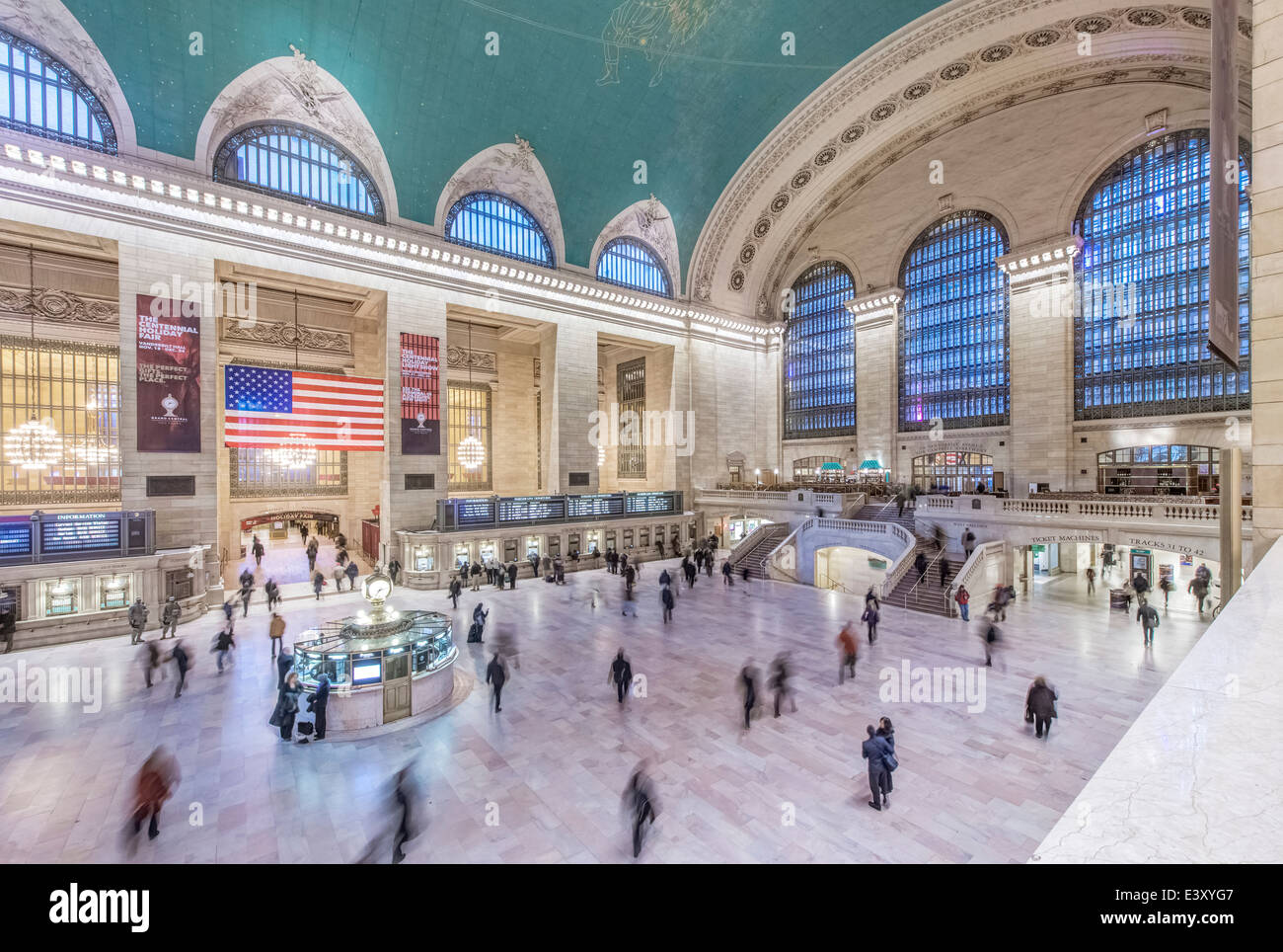 Vista offuscata di persone in Grand Central station, la città di New York, New York, Stati Uniti Foto Stock