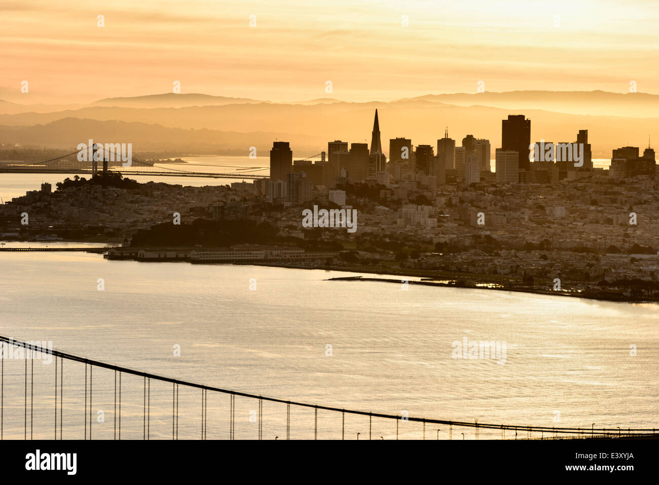 La silhouette della città di San Francisco skyline al tramonto, San Francisco, California, Stati Uniti Foto Stock