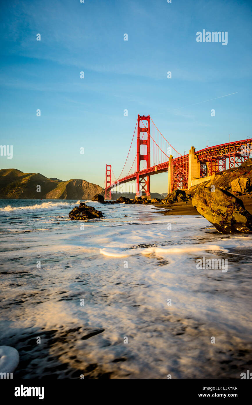 Vista del Golden Gate Bridge da spiaggia, San Francisco, California, Stati Uniti Foto Stock