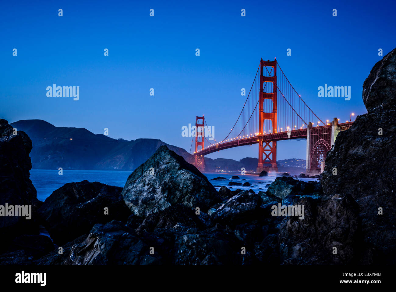 Vista del Golden Gate Bridge da spiaggia, San Francisco, California, Stati Uniti Foto Stock