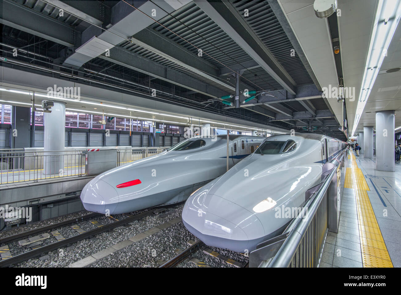 I treni ad alta velocità nella stazione di Tokyo, Giappone Foto Stock