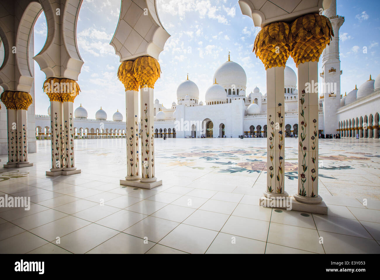 Le colonne ornate di Sheikh Zayed Grande Moschea di Abu Dhabi, Emirati Arabi Uniti Foto Stock