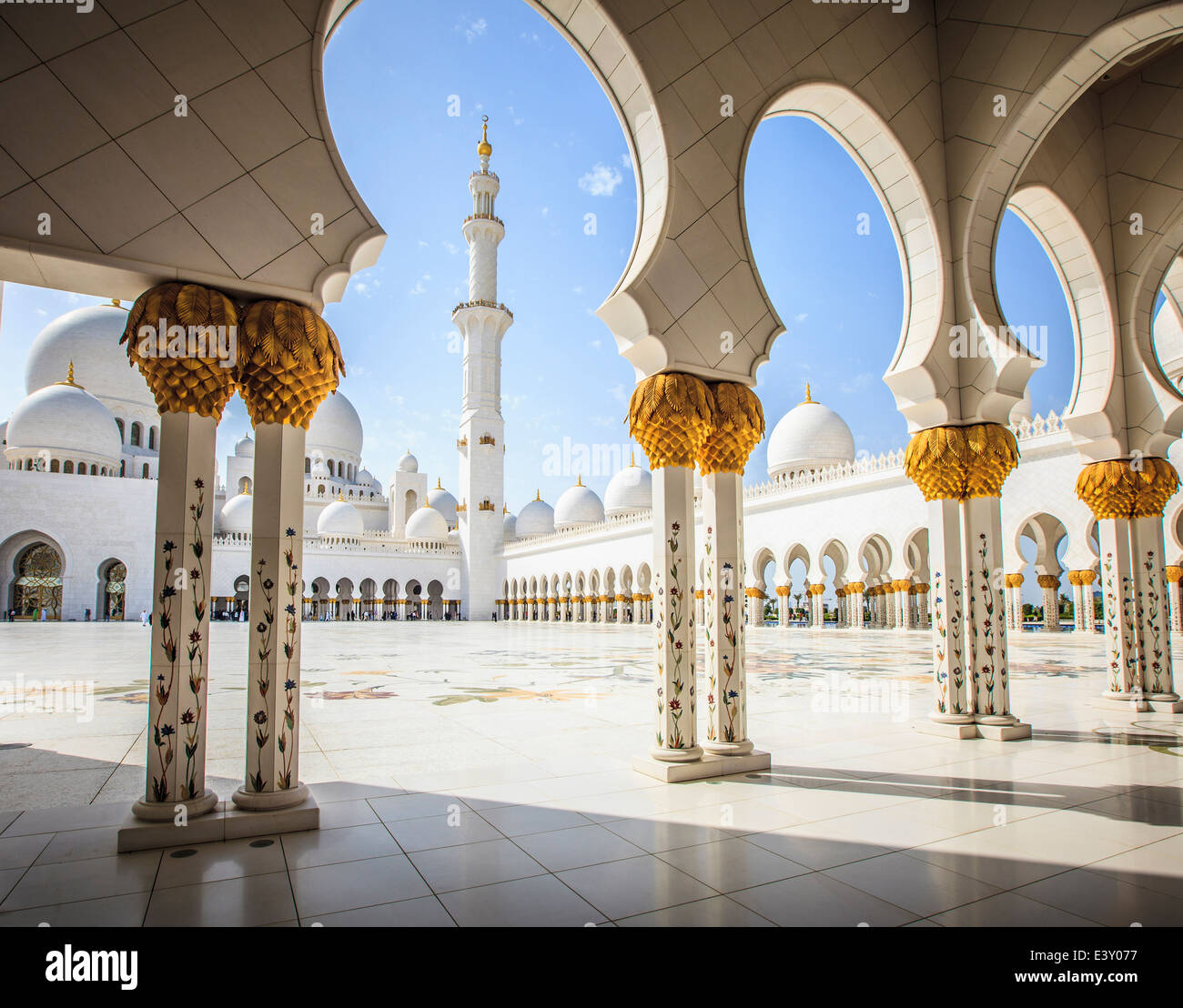 Le colonne ornate di Sheikh Zayed Grande Moschea di Abu Dhabi, Emirati Arabi Uniti Foto Stock